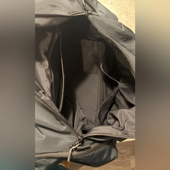 BNWT Vuori Black gym 2.0 Bag with Zipper - Picture 6 of 9